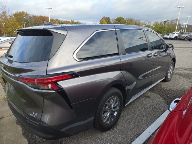 2022 Toyota Sienna LE