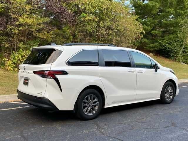 2022 Toyota Sienna LE