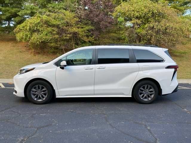 2022 Toyota Sienna LE