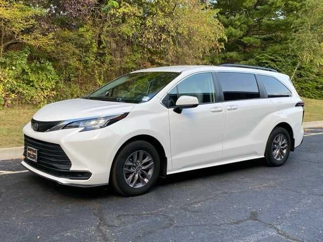 2022 Toyota Sienna LE