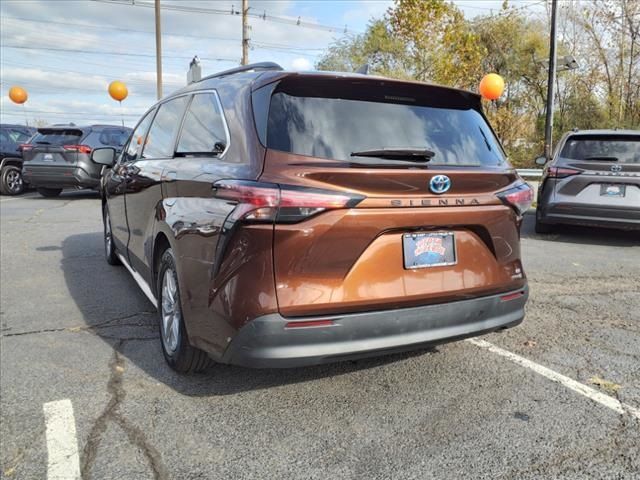 2022 Toyota Sienna LE