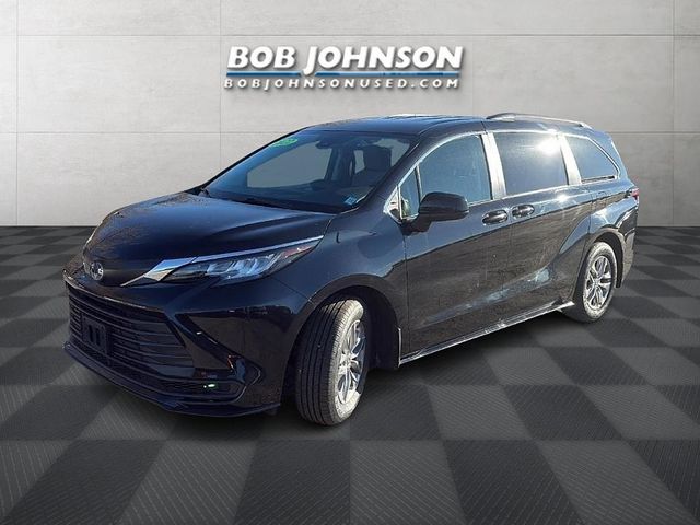 2022 Toyota Sienna LE