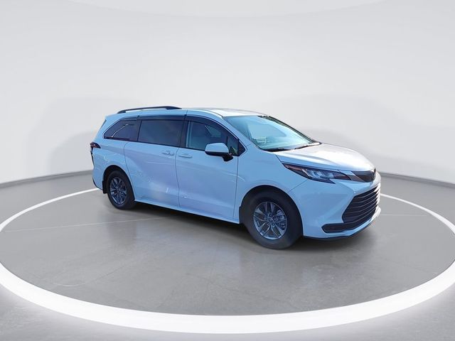 2022 Toyota Sienna LE