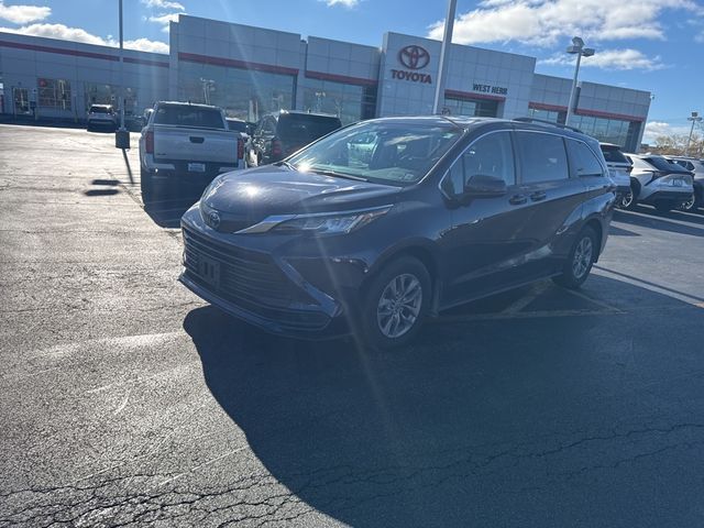 2022 Toyota Sienna LE