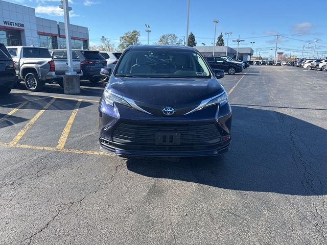 2022 Toyota Sienna LE