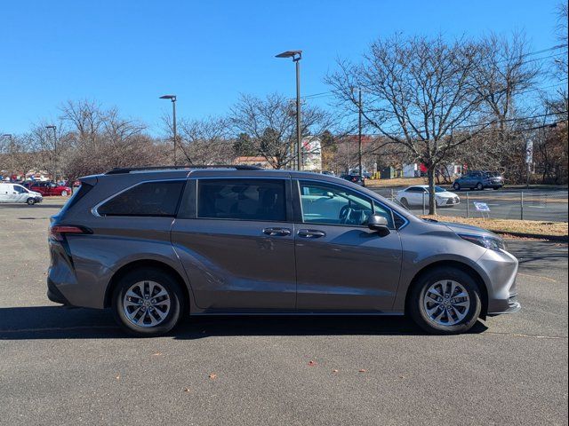 2022 Toyota Sienna LE