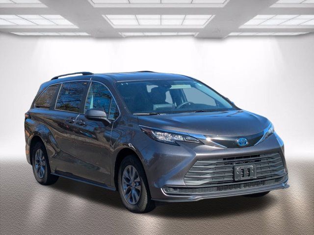 2022 Toyota Sienna LE