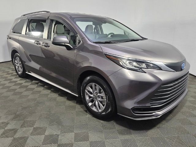 2022 Toyota Sienna LE