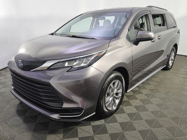 2022 Toyota Sienna LE