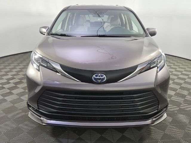 2022 Toyota Sienna LE