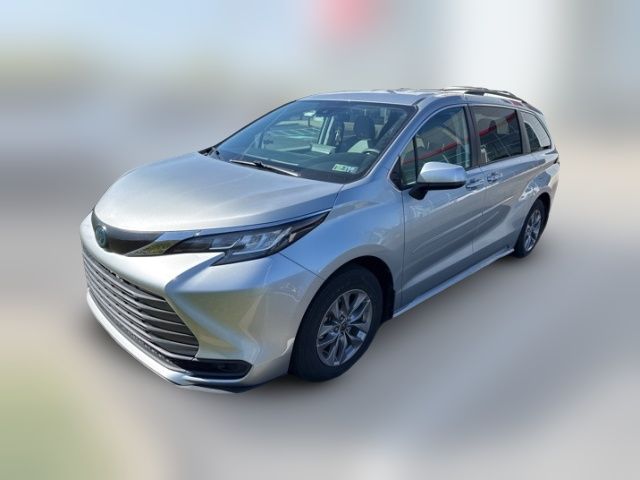 2022 Toyota Sienna LE