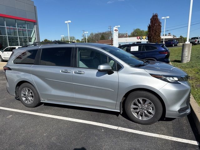 2022 Toyota Sienna LE
