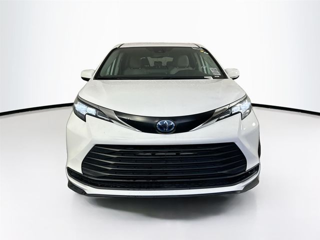 2022 Toyota Sienna LE