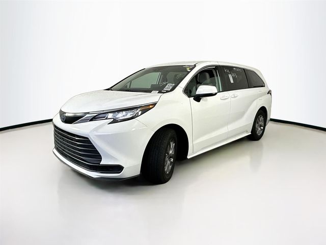 2022 Toyota Sienna LE