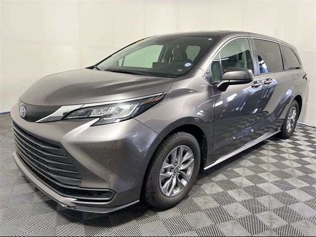 2022 Toyota Sienna LE