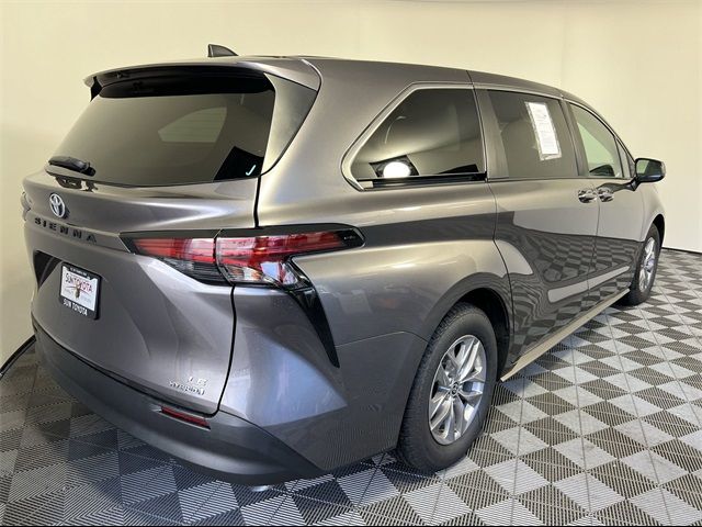 2022 Toyota Sienna LE