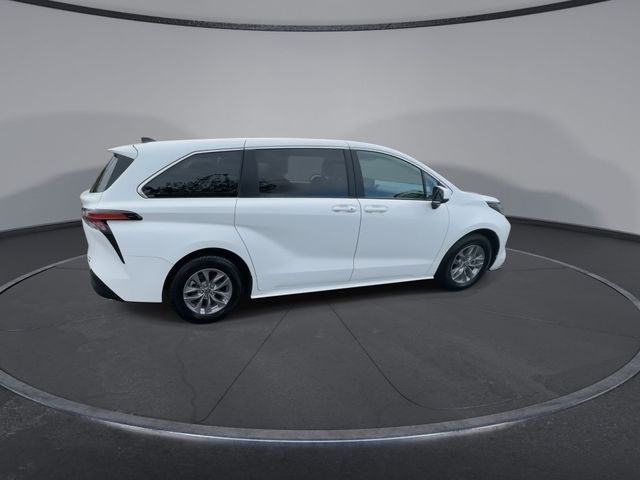 2022 Toyota Sienna LE