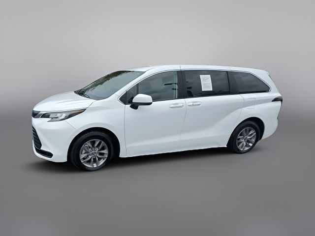 2022 Toyota Sienna LE