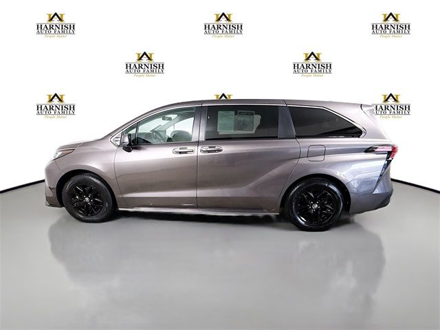 2022 Toyota Sienna LE