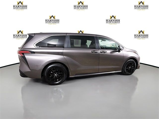 2022 Toyota Sienna LE