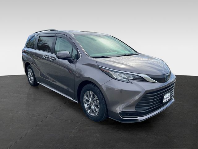 2022 Toyota Sienna LE