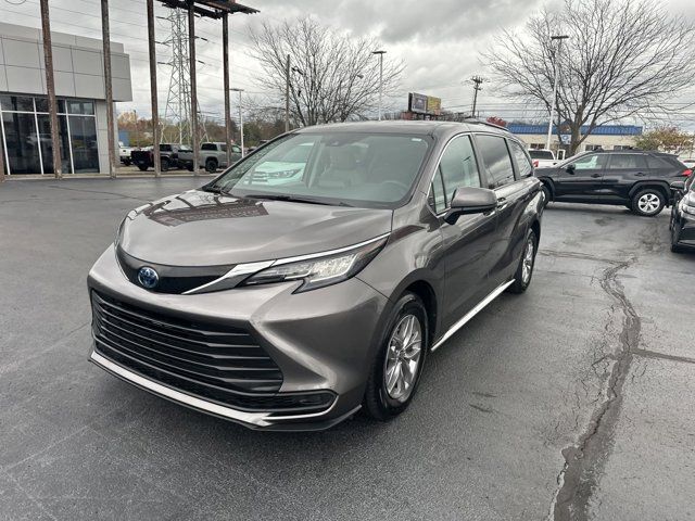 2022 Toyota Sienna LE