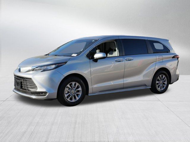 2022 Toyota Sienna LE