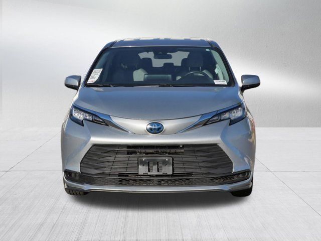 2022 Toyota Sienna LE