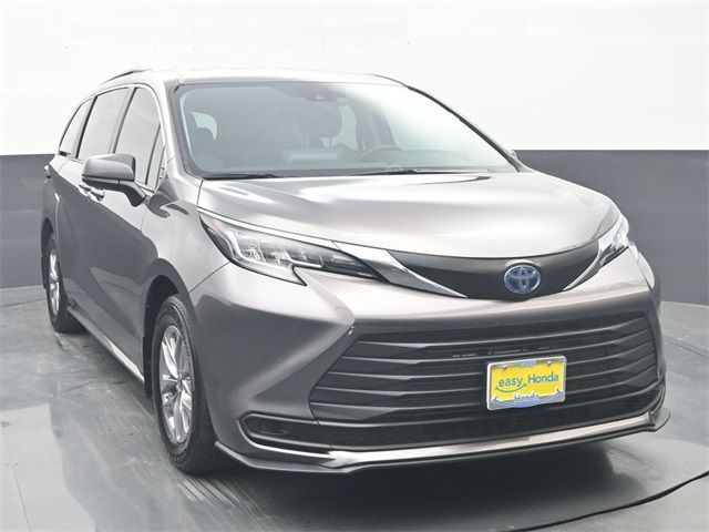 2022 Toyota Sienna LE