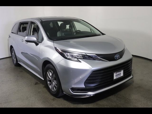 2022 Toyota Sienna LE