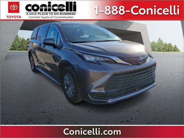 2022 Toyota Sienna LE