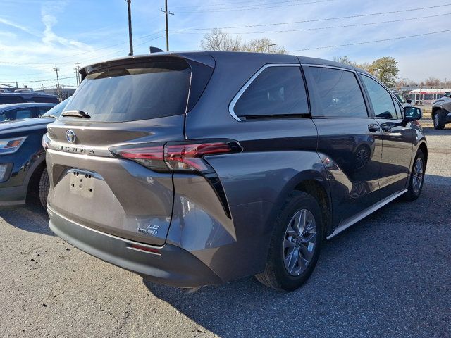 2022 Toyota Sienna LE