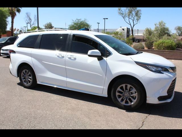 2022 Toyota Sienna LE