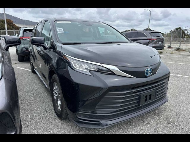 2022 Toyota Sienna LE