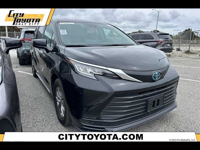 2022 Toyota Sienna LE