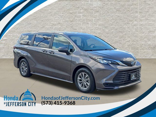 2022 Toyota Sienna LE