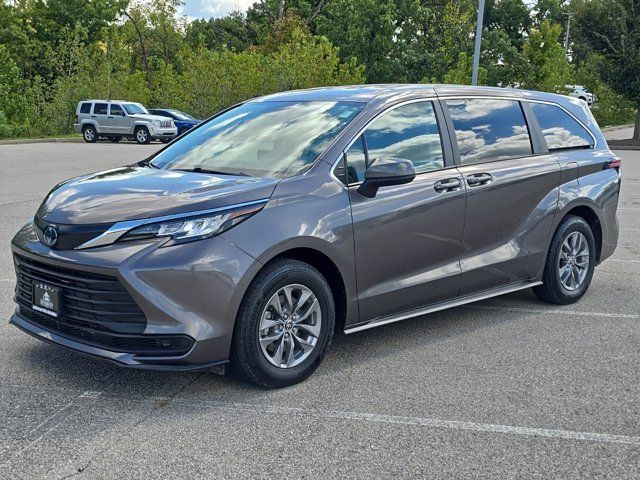 2022 Toyota Sienna LE