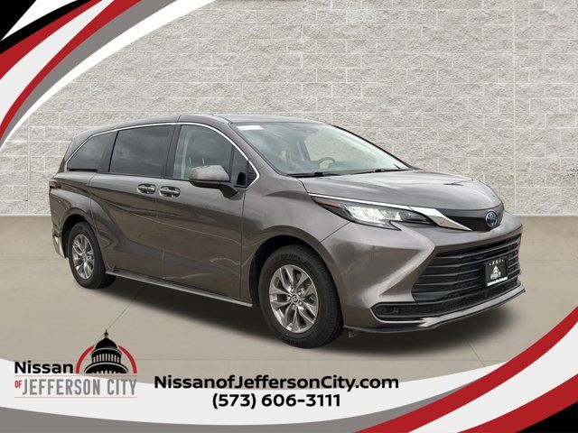 2022 Toyota Sienna LE