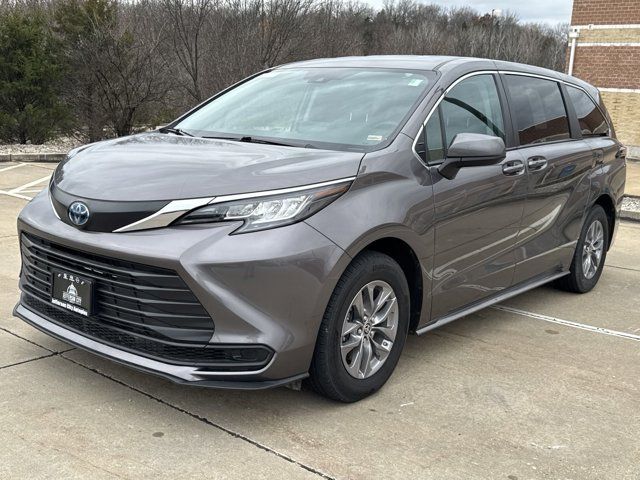 2022 Toyota Sienna LE