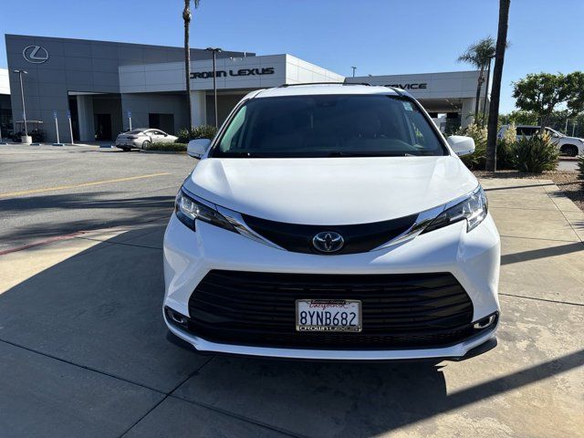 2022 Toyota Sienna LE