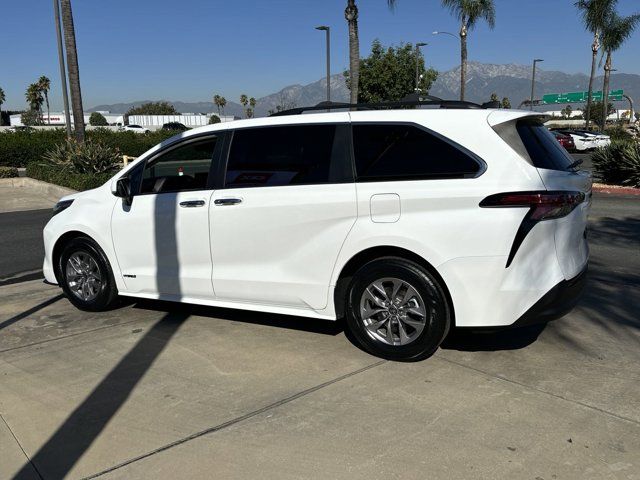 2022 Toyota Sienna LE