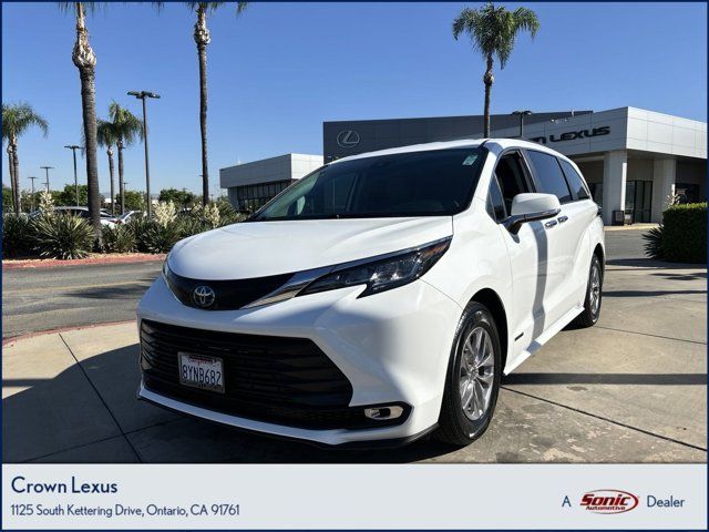 2022 Toyota Sienna LE