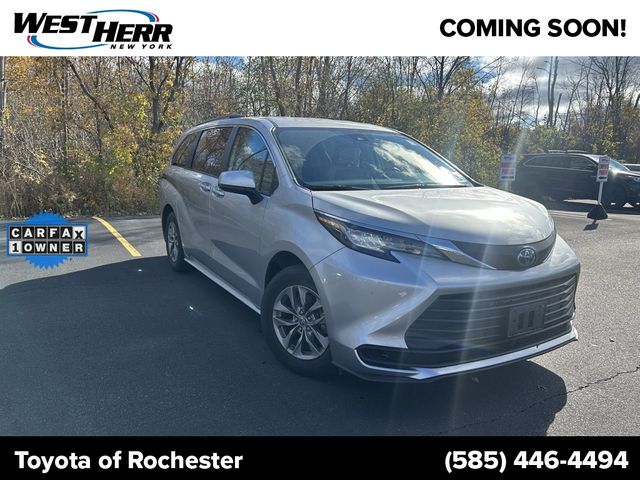 2022 Toyota Sienna LE