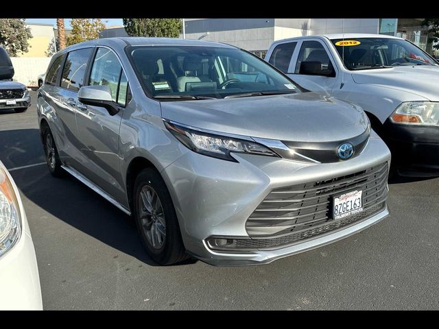 2022 Toyota Sienna LE