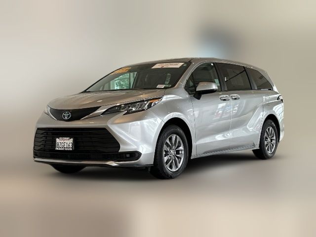 2022 Toyota Sienna LE