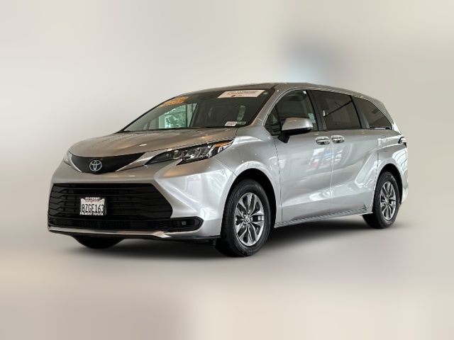 2022 Toyota Sienna LE