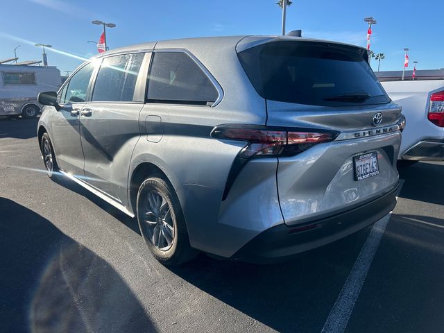 2022 Toyota Sienna LE