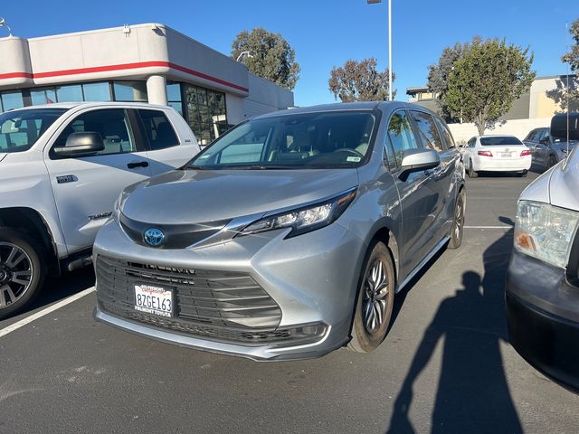 2022 Toyota Sienna LE