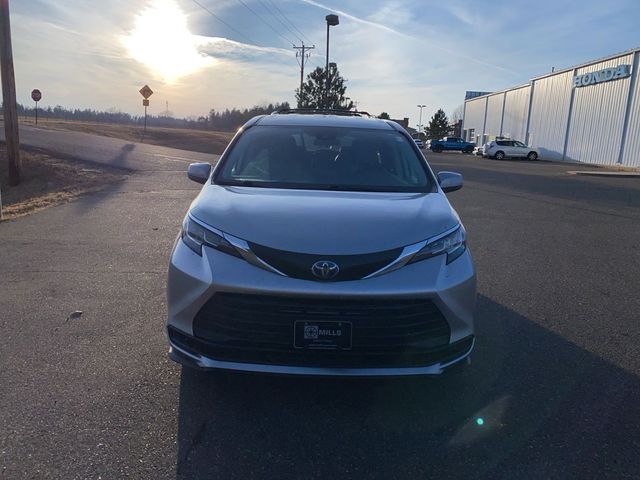 2022 Toyota Sienna LE