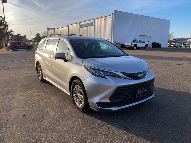 2022 Toyota Sienna LE